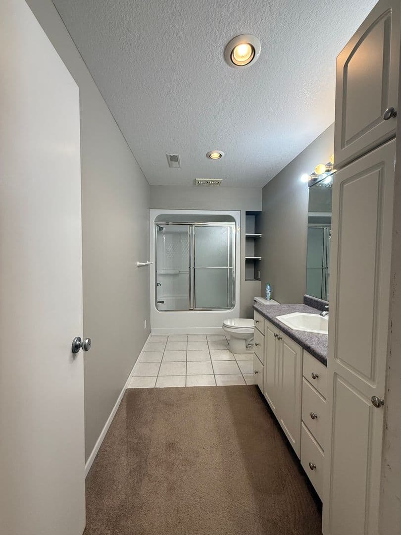 Pella Apartment: Huber Street