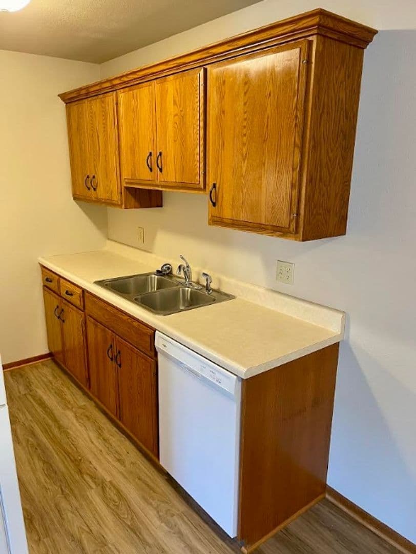 Pella Apartment: 409 East 15th Street