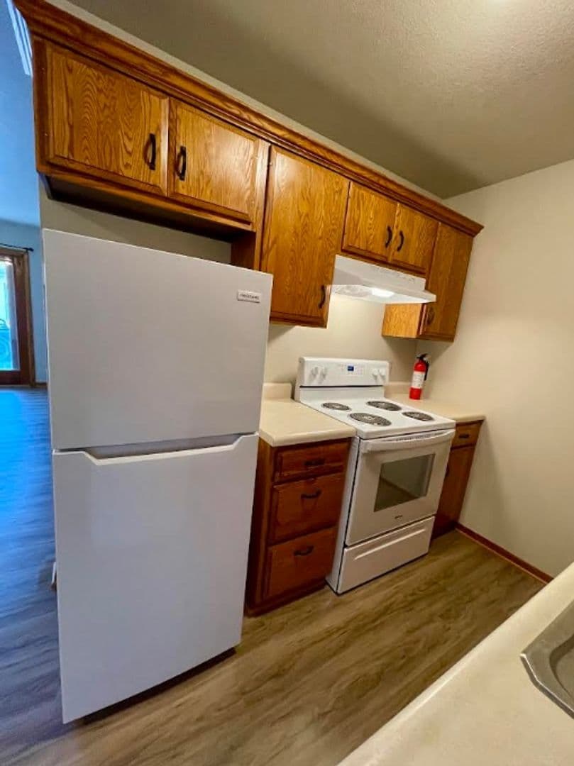 Pella Apartment: 409 East 15th Street