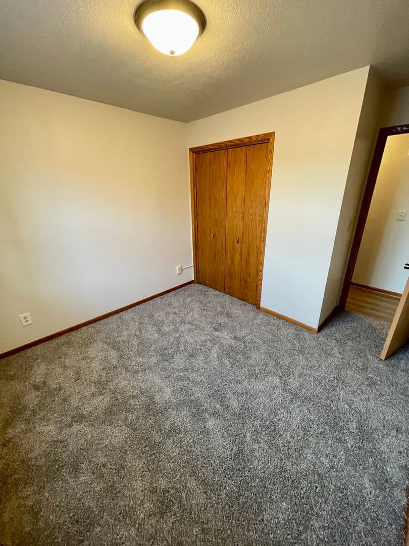 Pella Apartment: 409 East 15th Street