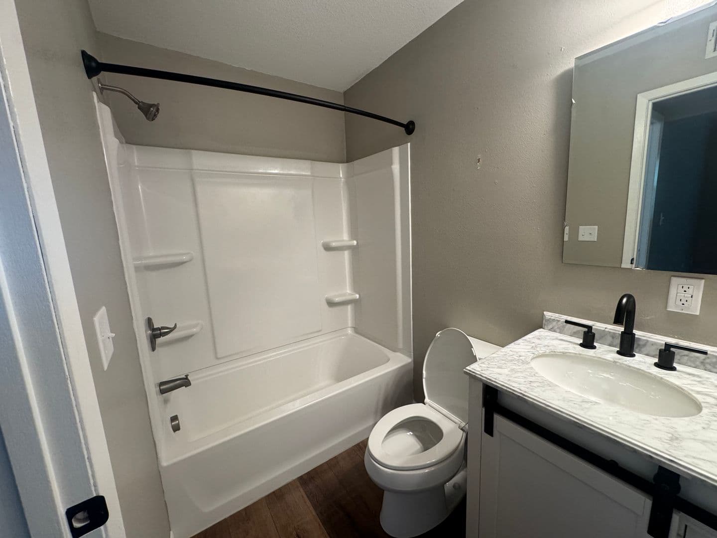 Pella Apartment: 1015 East First Street