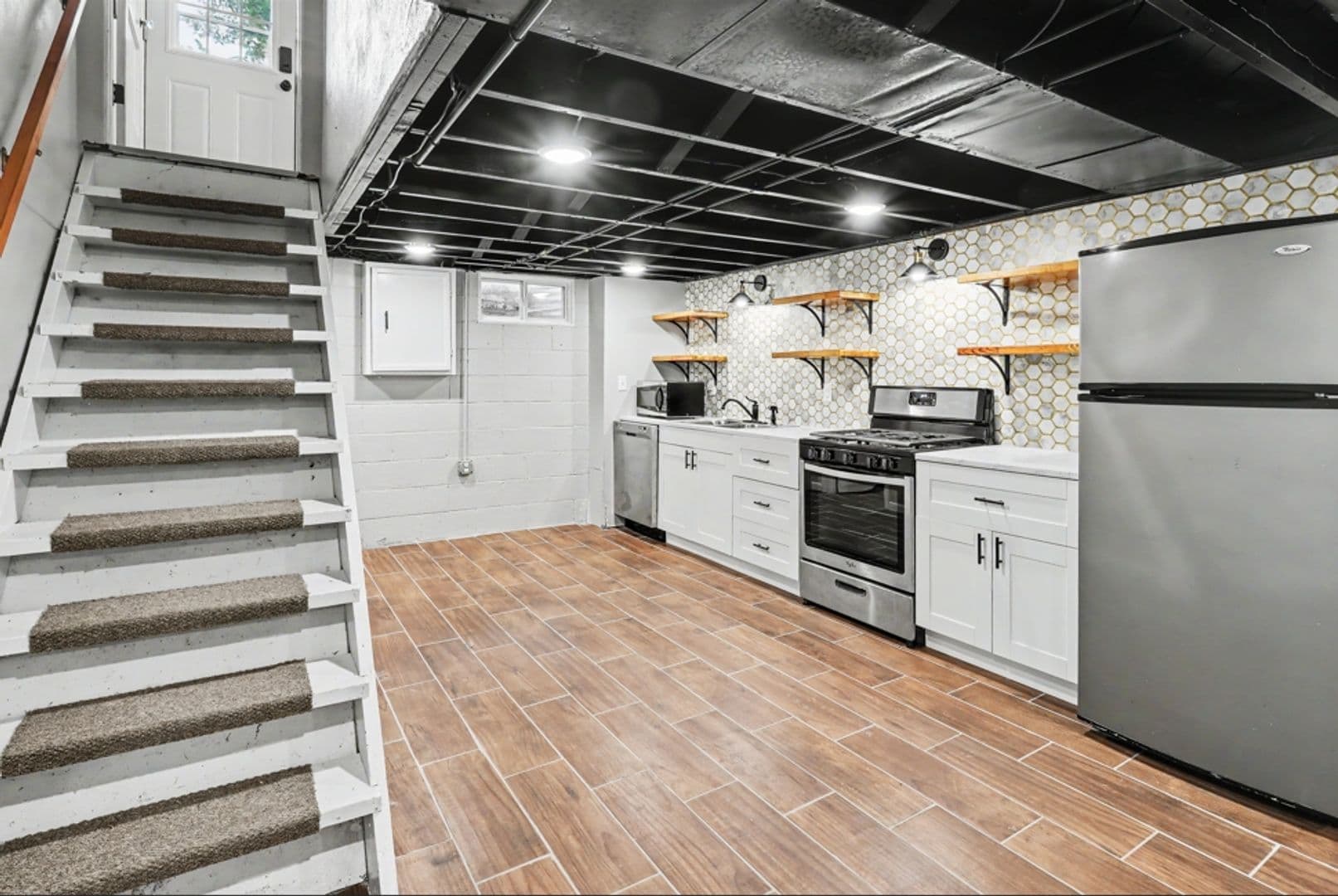 Pella House: 914 1/2 West 5th Street