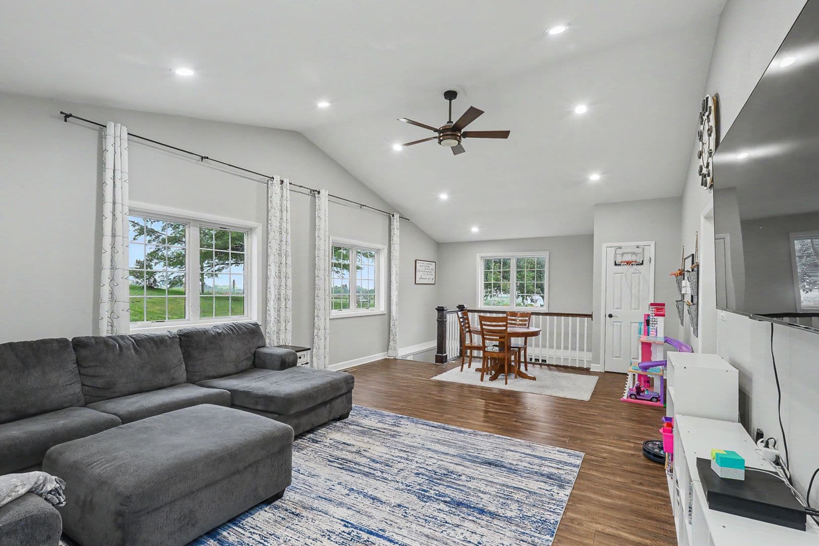 Pella House: 285 240th Place