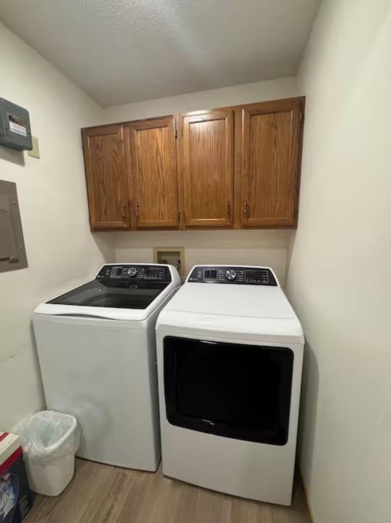 Pella Apartment: 700 1/2 Liberty Street - 2