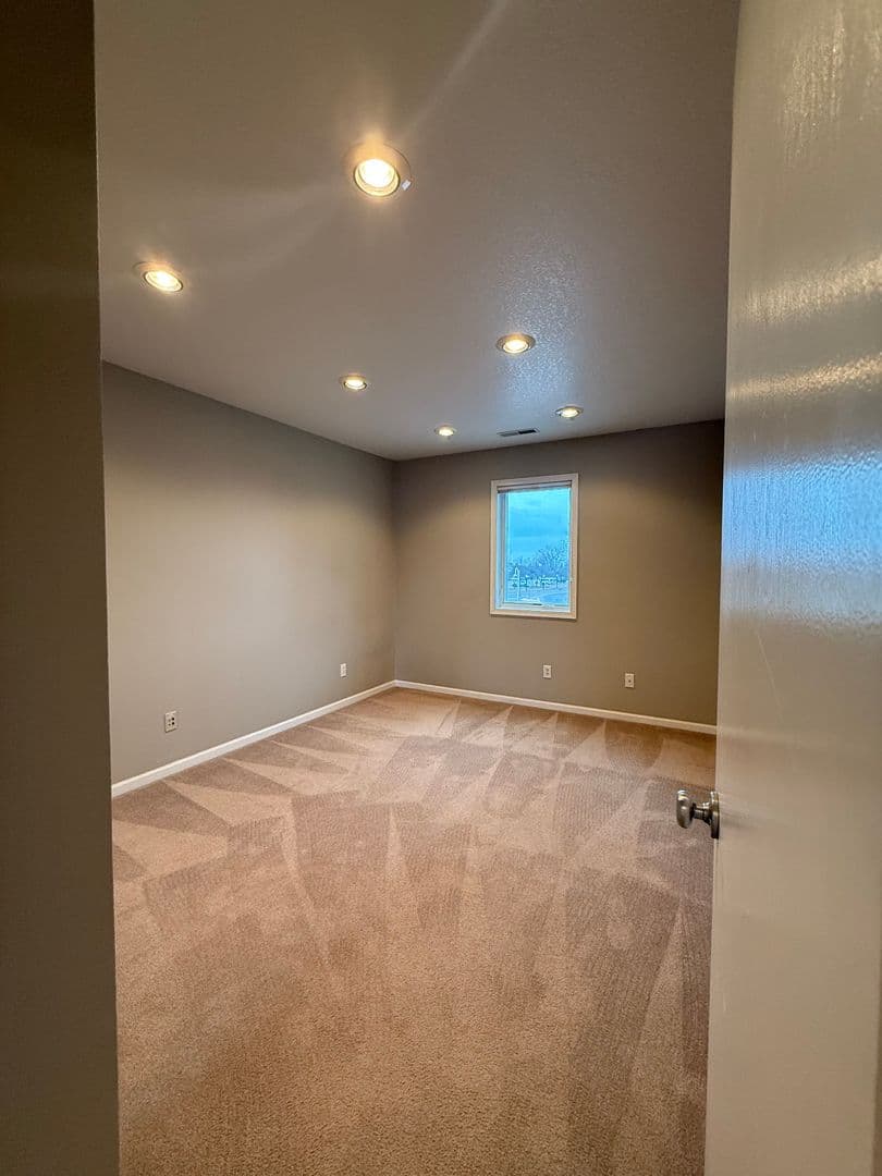 Pella Apartment: Huber Street