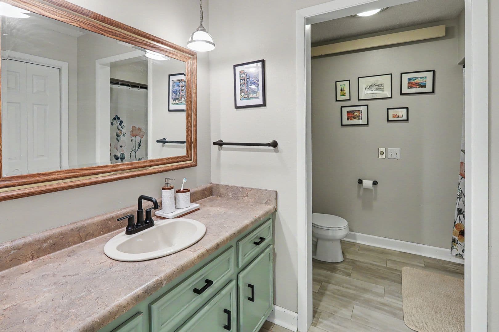 Pella House: 285 240th Place