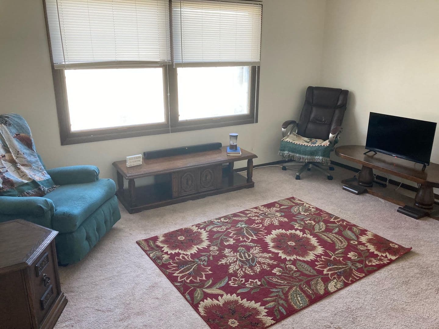 Pella Apartment: 1004 Main Street
