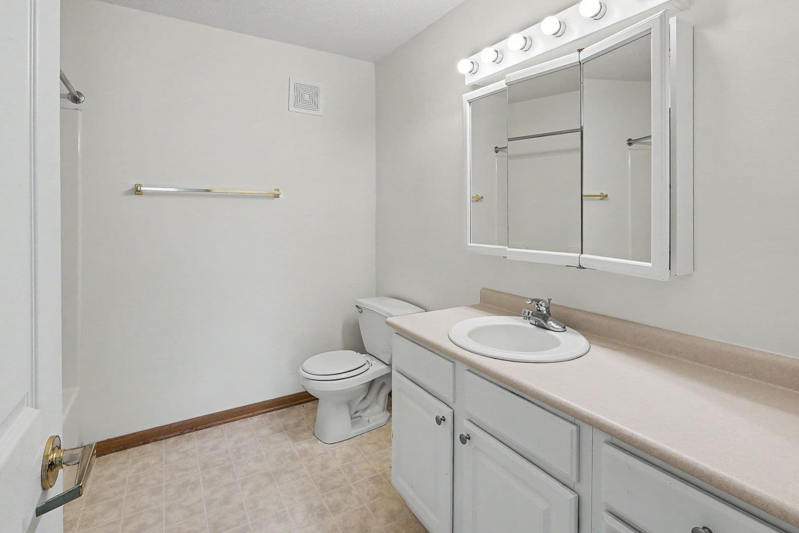 Pella Apartment: 340 East 13th Street