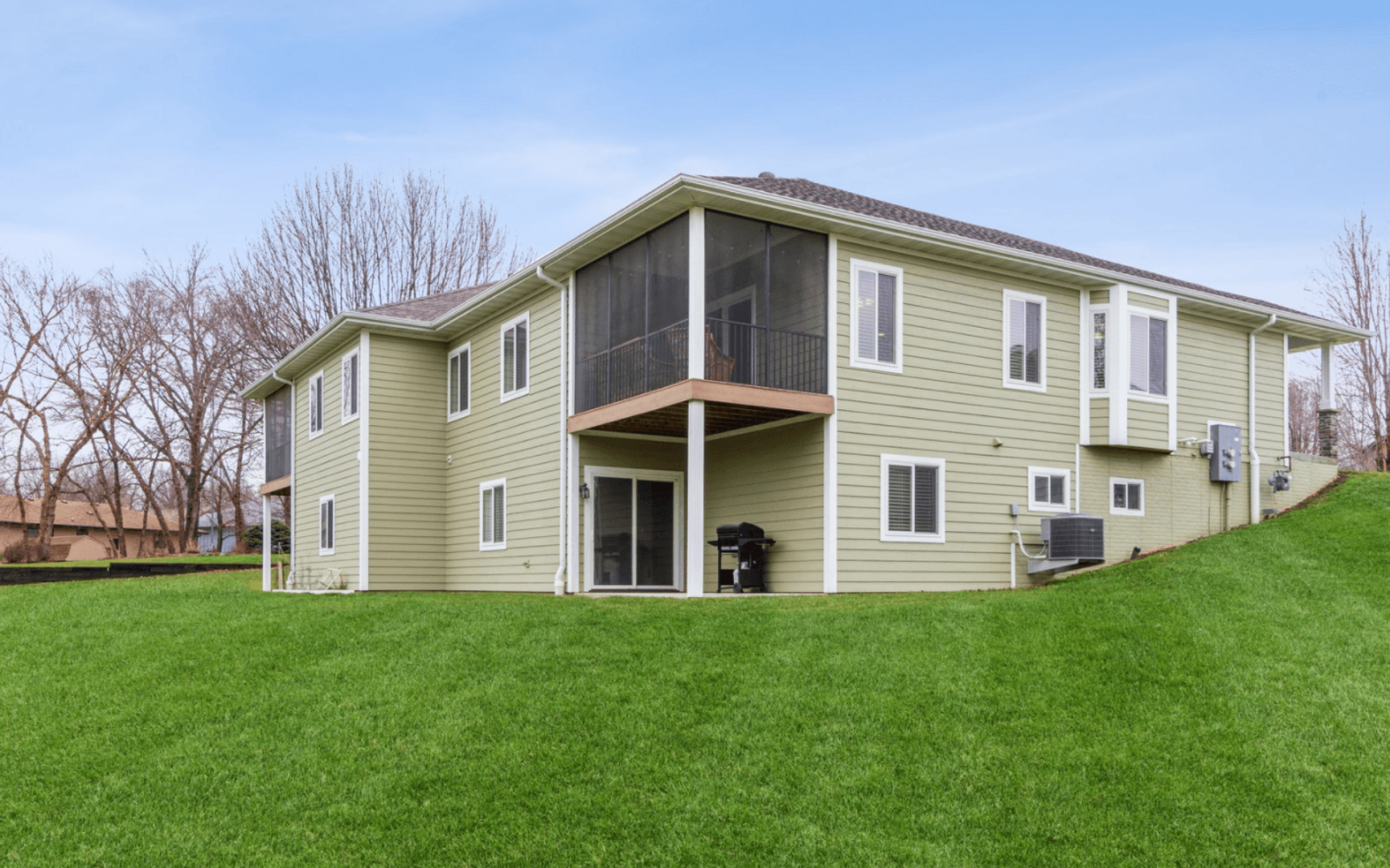 Pella Apartment: 115 Glenwood St.