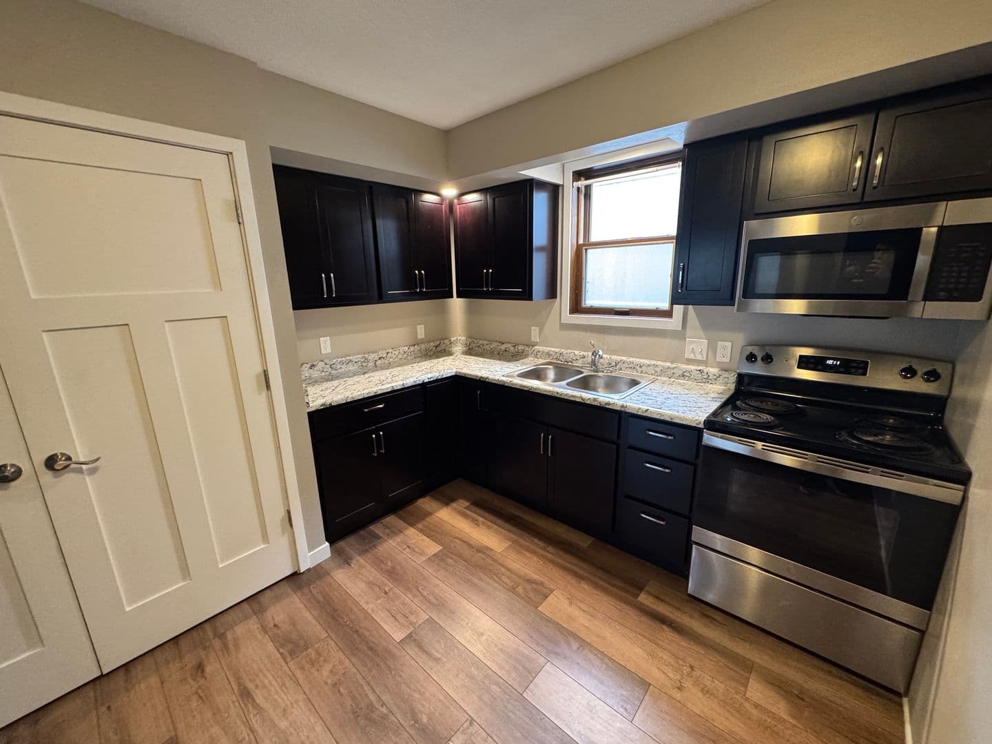 Pella Apartment: 1004 Main Street