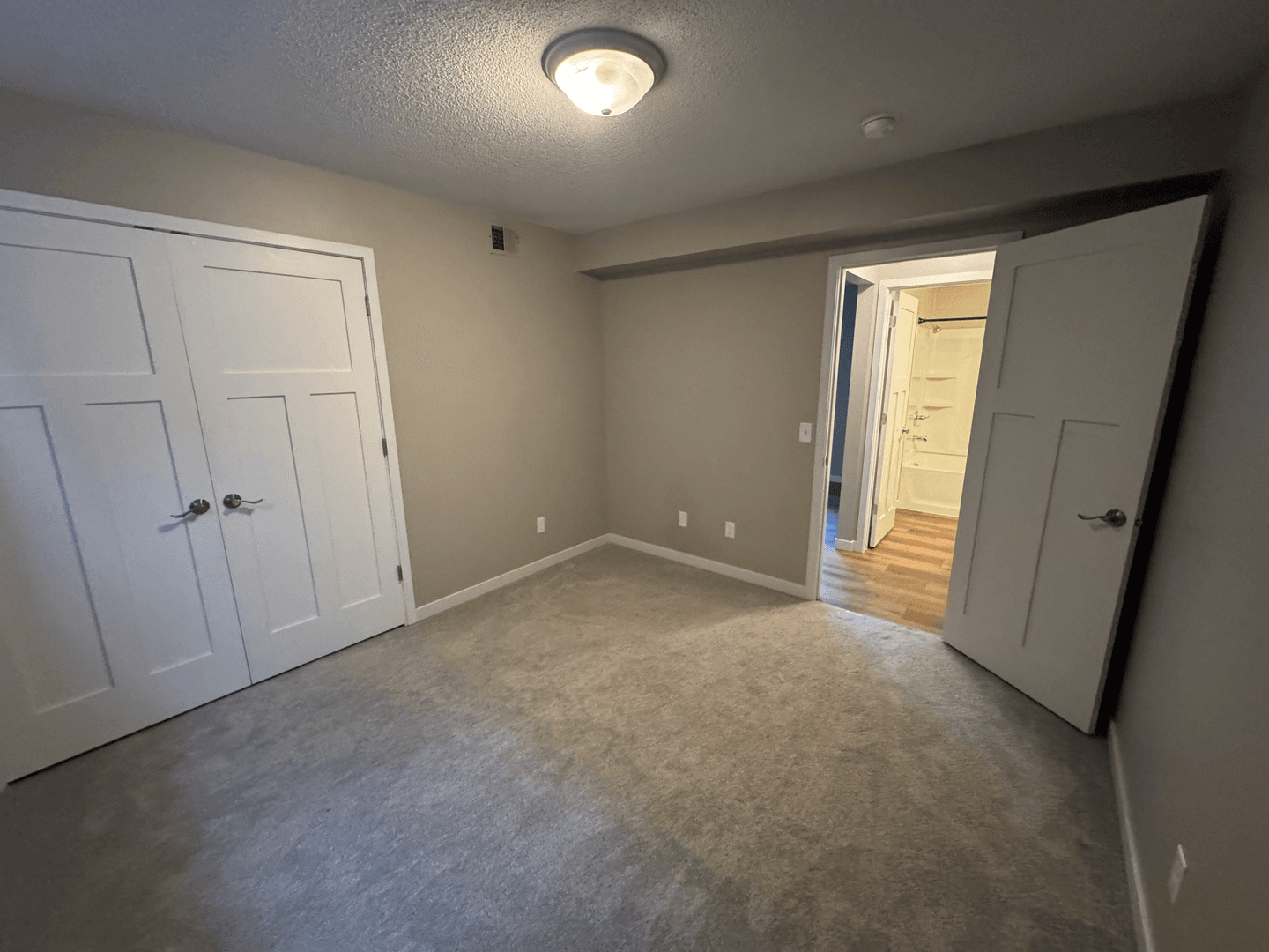 Pella Apartment: 1004 Main Street