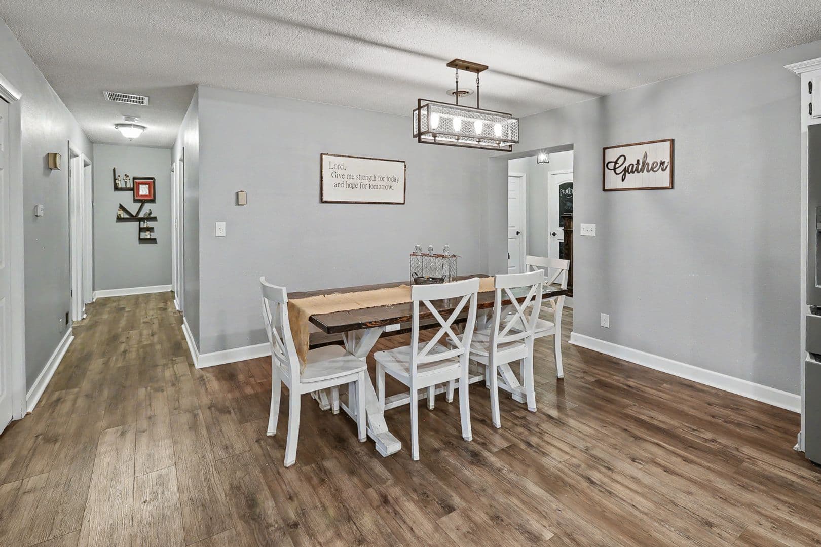Pella House: 285 240th Place