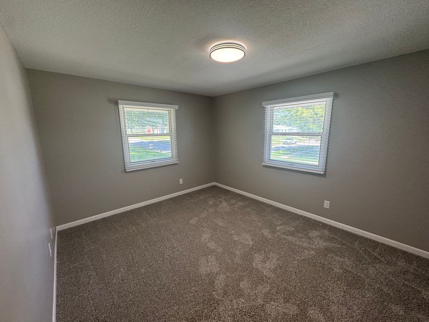 Pella Apartment: 1015 East First Street