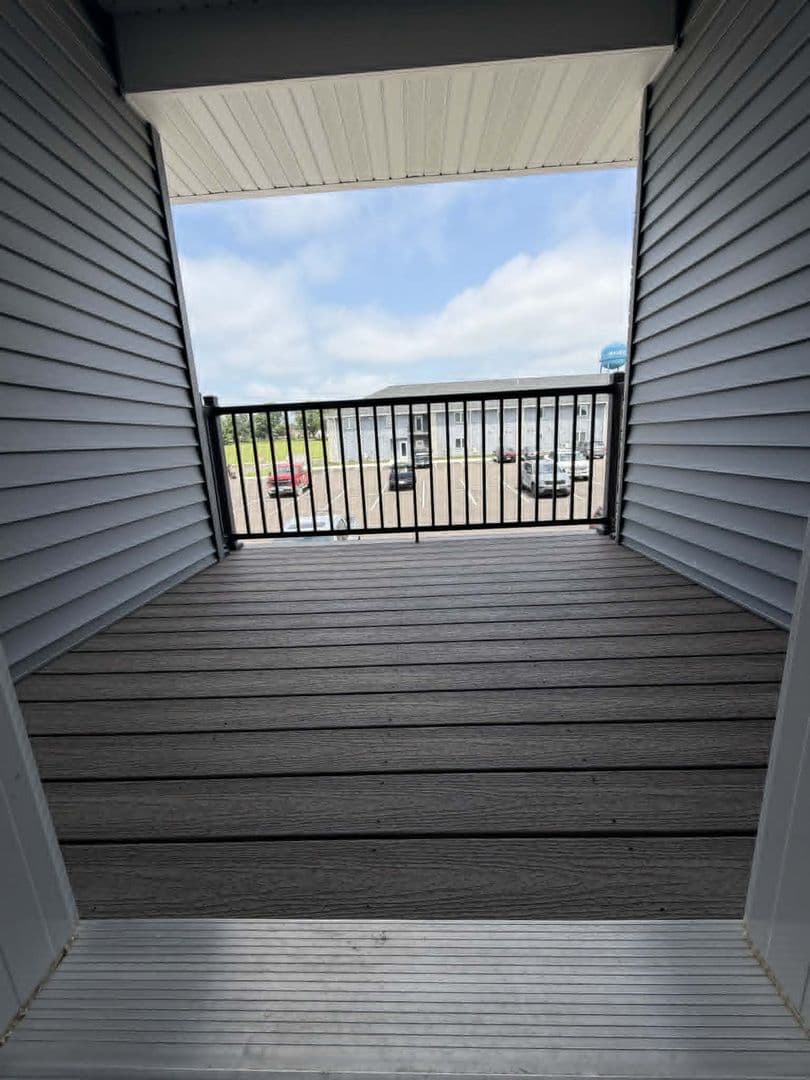 Waukon Apartment: 104 8th Ave SW