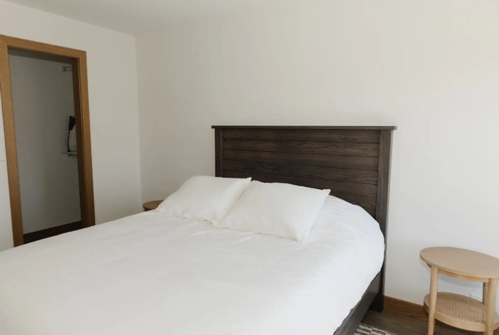 Pella Apartment: 700 1/2 Liberty Street - 2