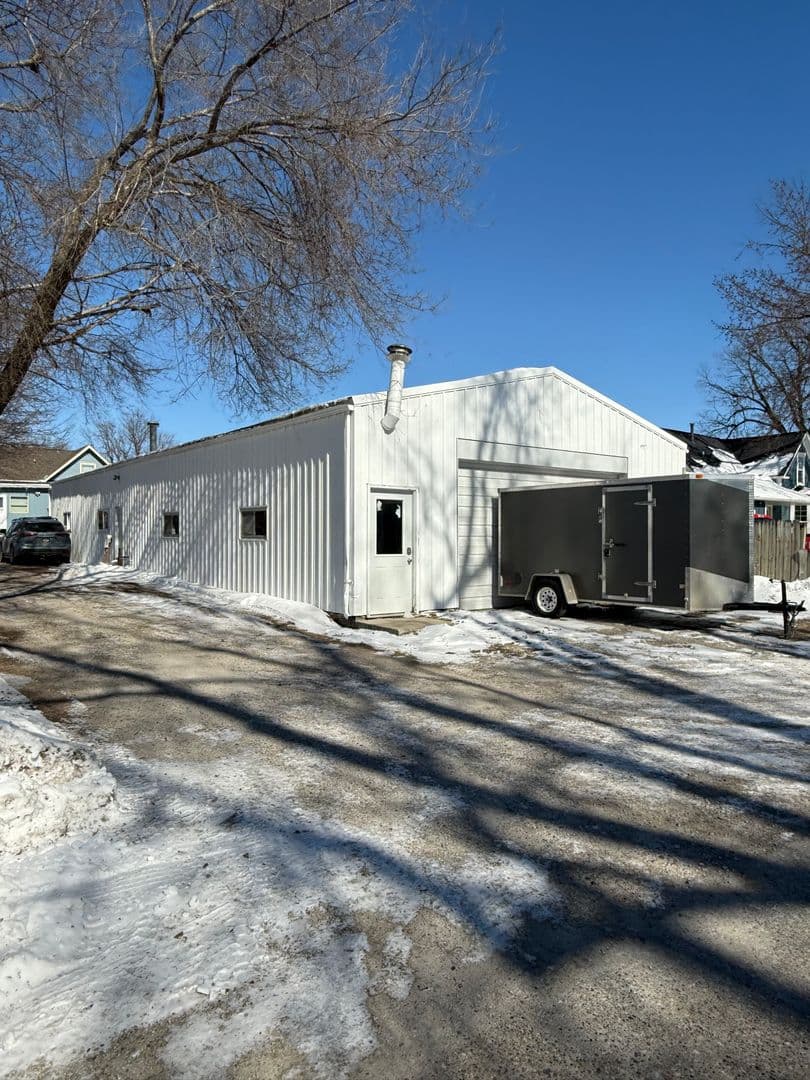 Pella Apartment: 1105 Washington Street