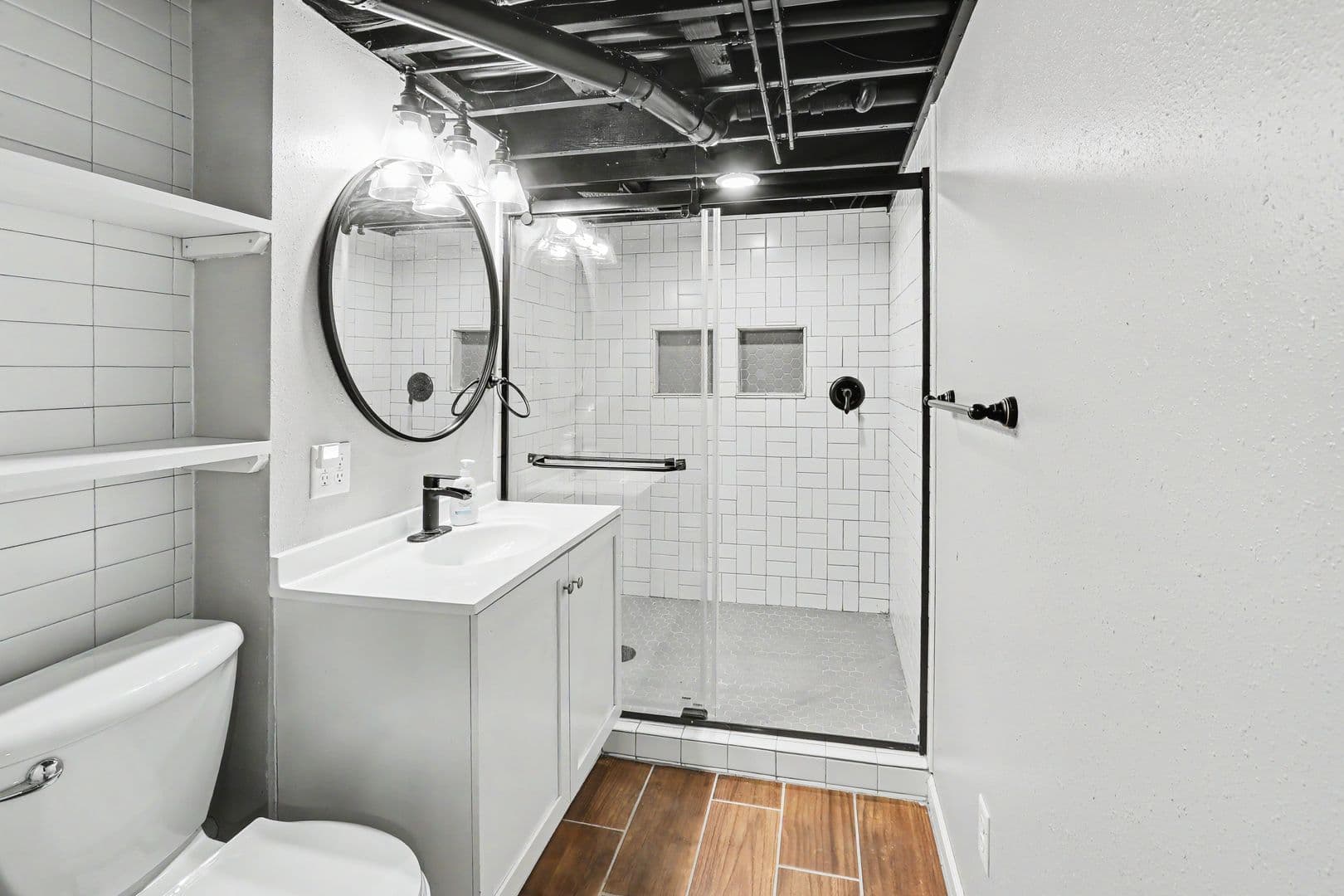 Pella House: 914 1/2 West 5th Street