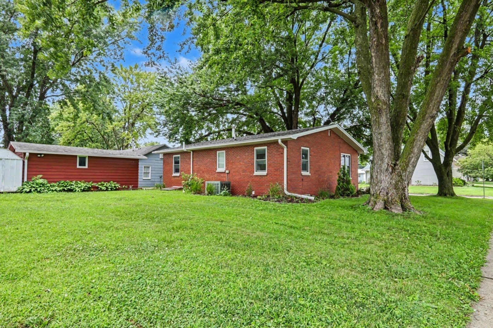 Pella House: 914 1/2 West 5th Street