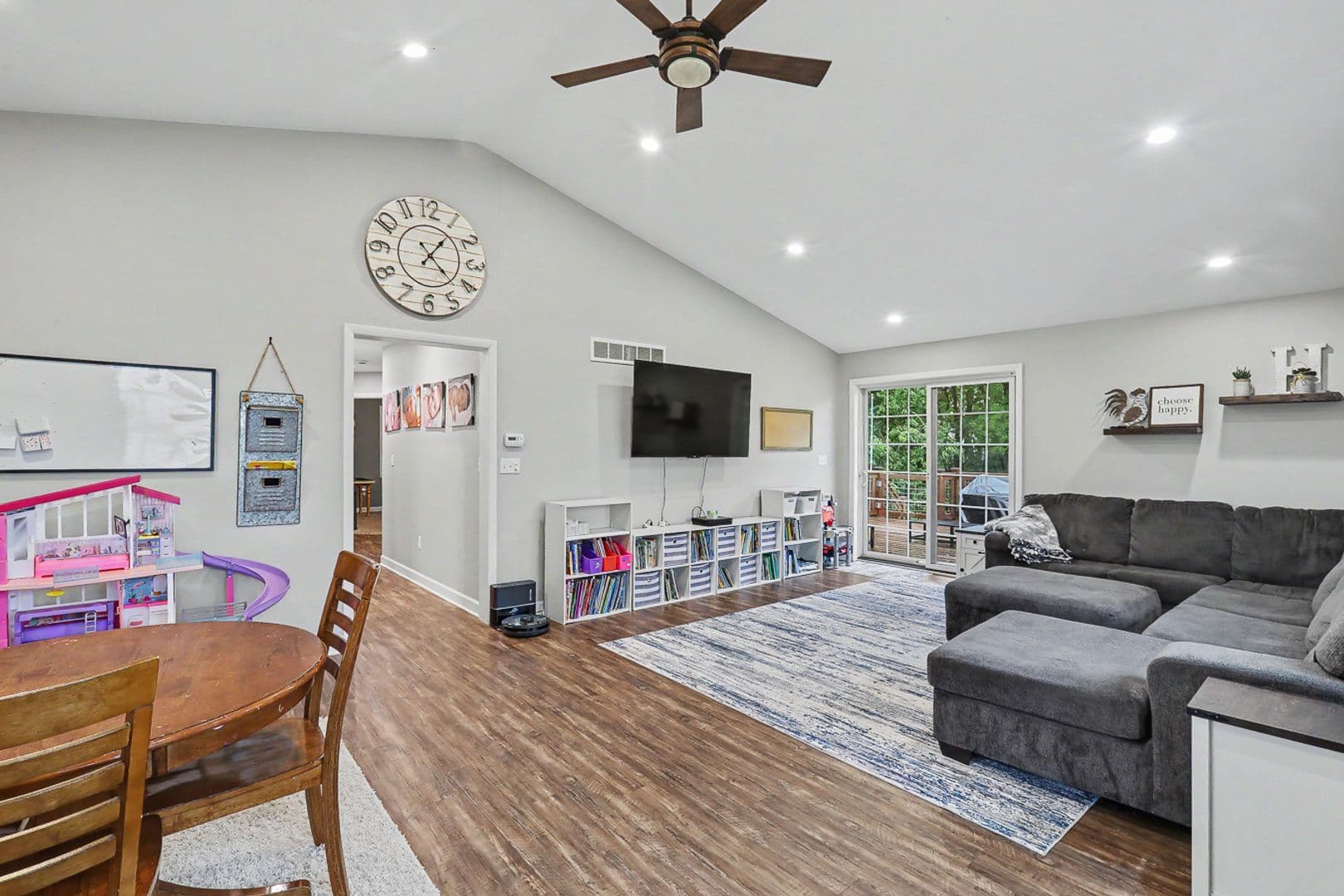 Pella House: 285 240th Place