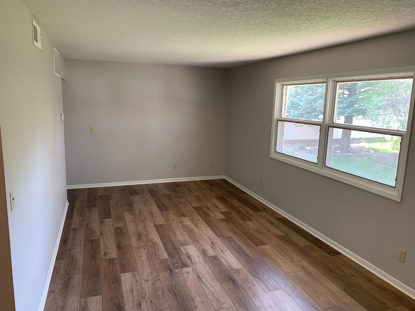 Pella Apartment: 1015 East First Street