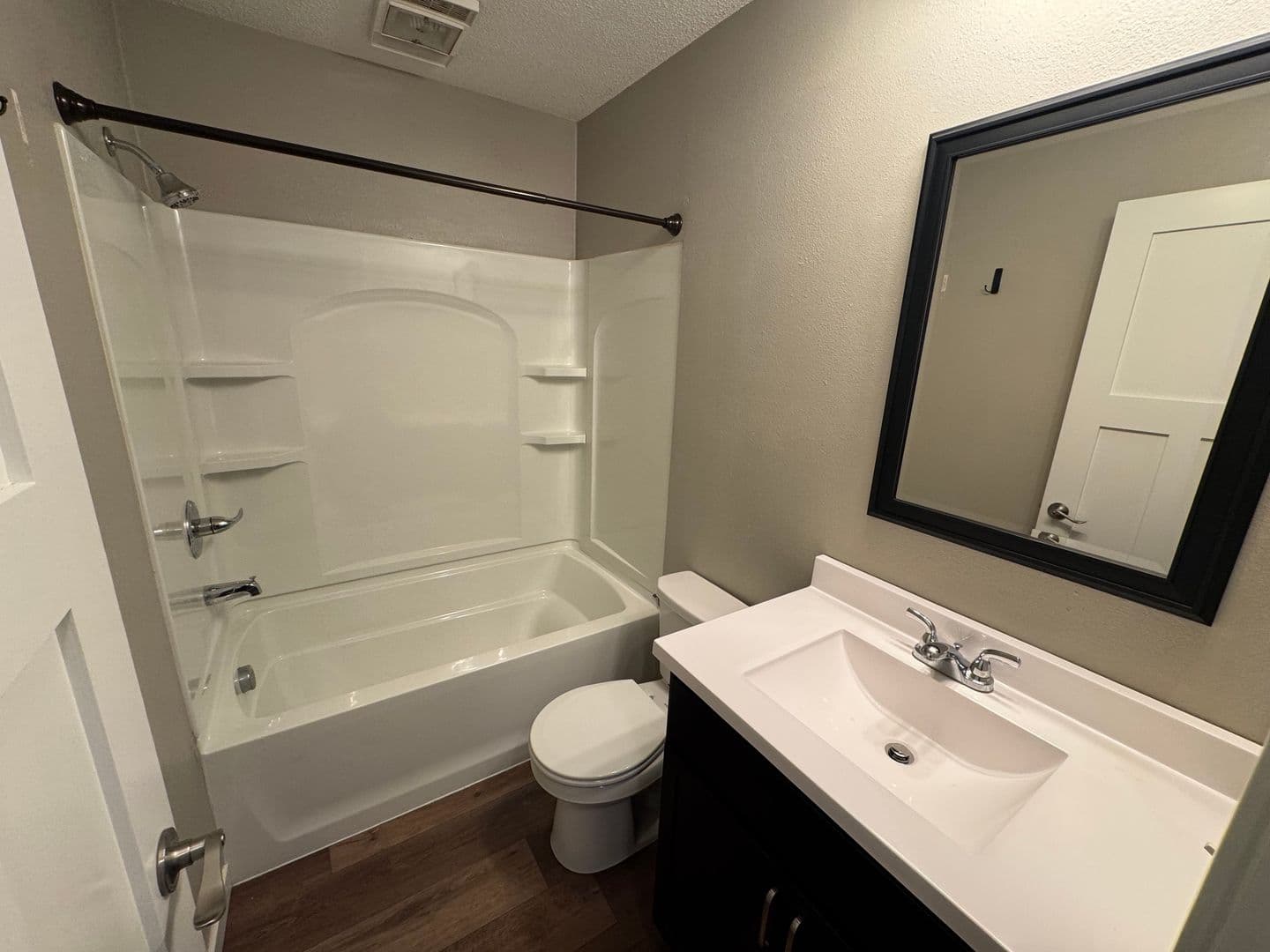 Pella Apartment: 1004 Main Street