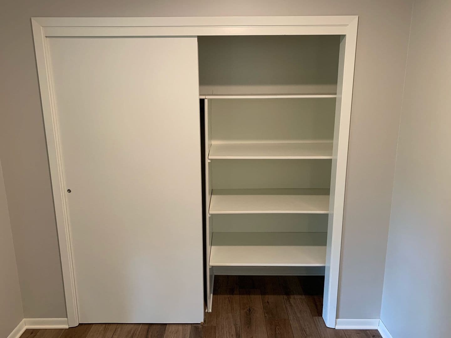 Pella Apartment: 1015 East First Street