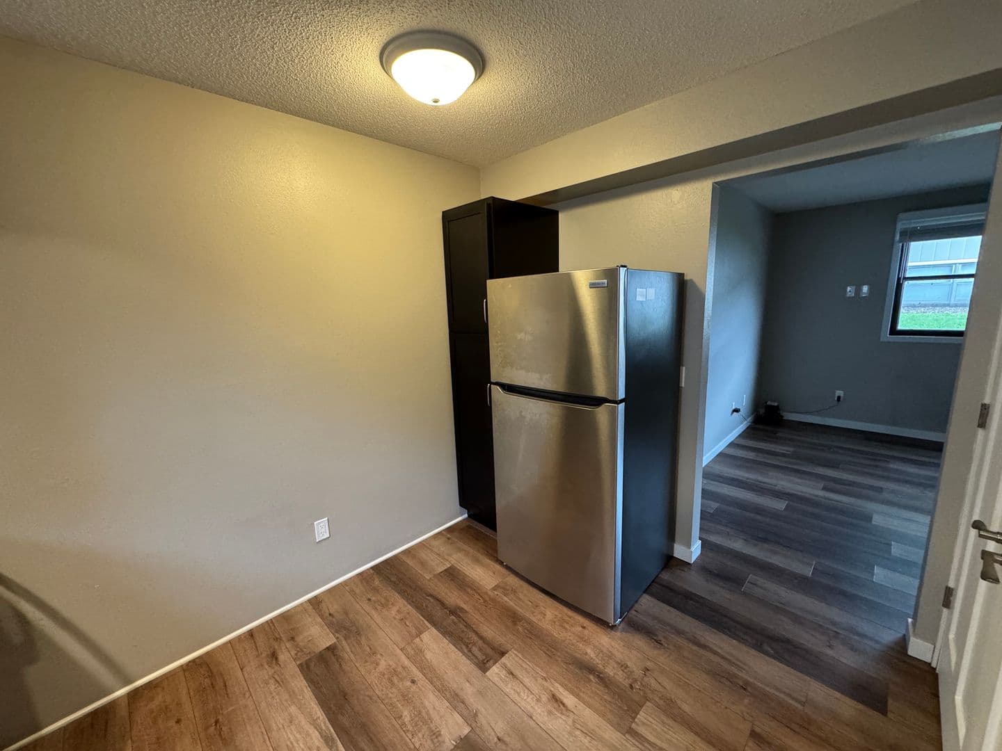 Pella Apartment: 1004 Main Street