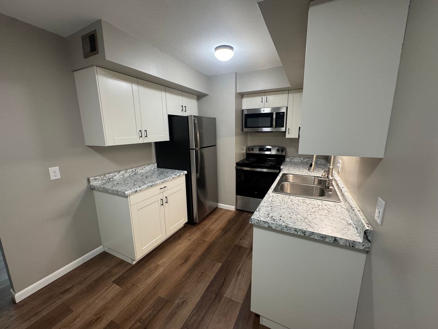 Pella Apartment: 1015 East First Street