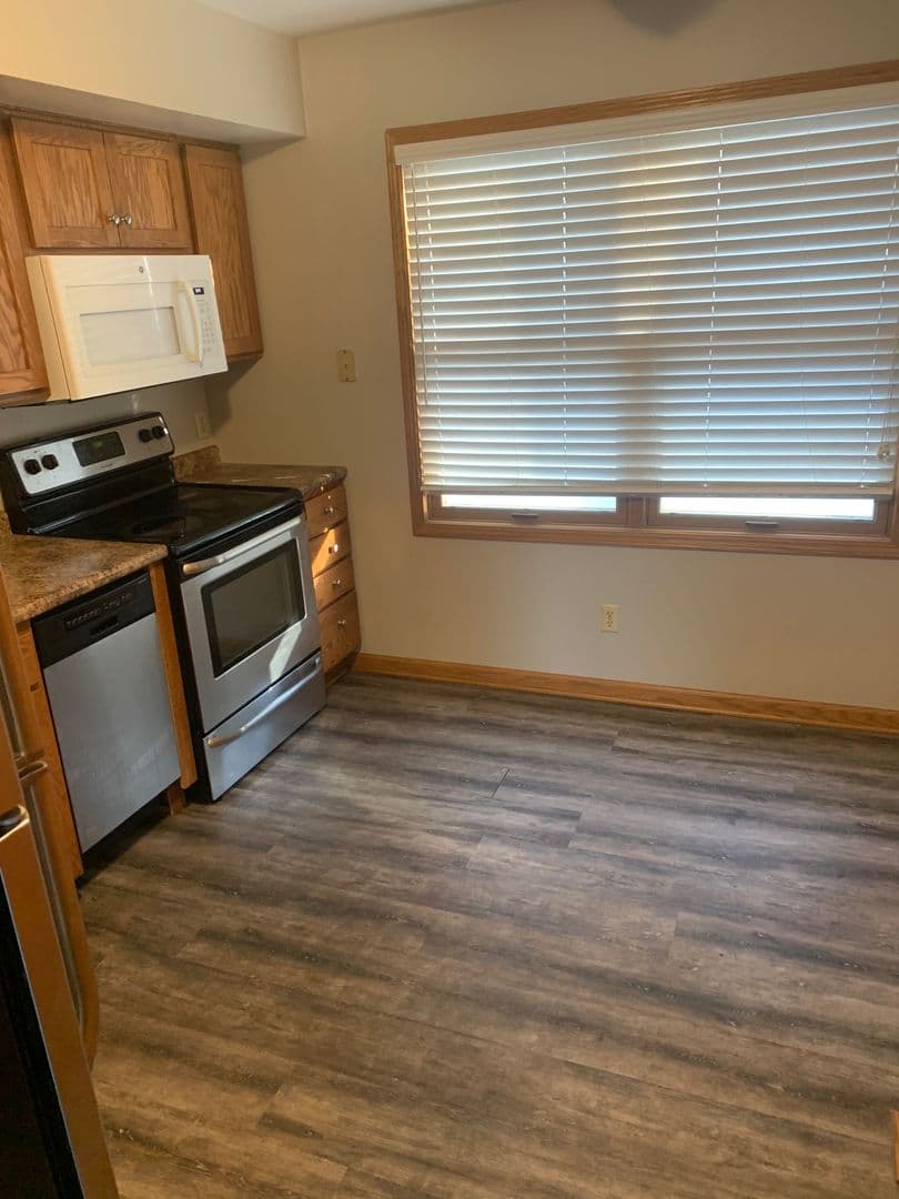 Pella Apartment: 1004 Main Street