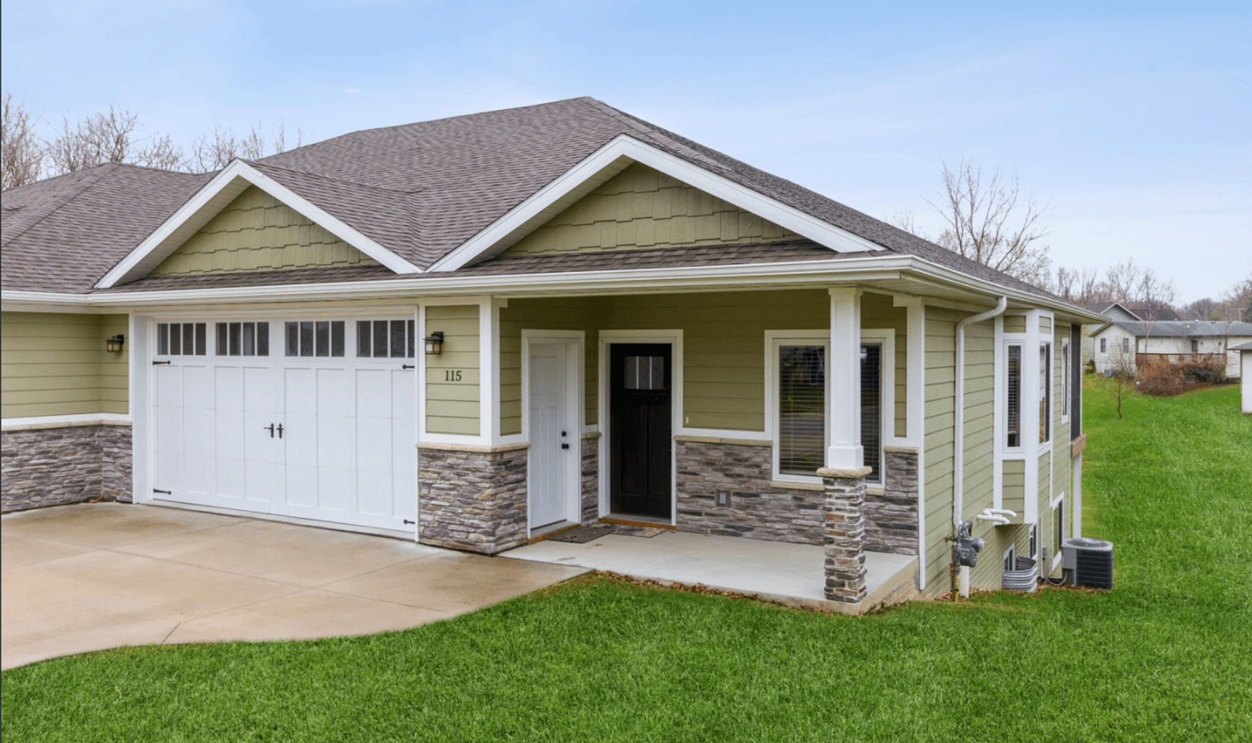 Pella Apartment: 115 Glenwood St.