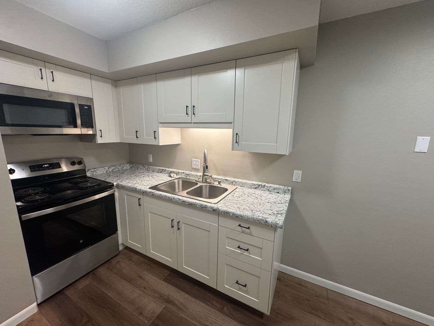 Pella Apartment: 1015 East First Street