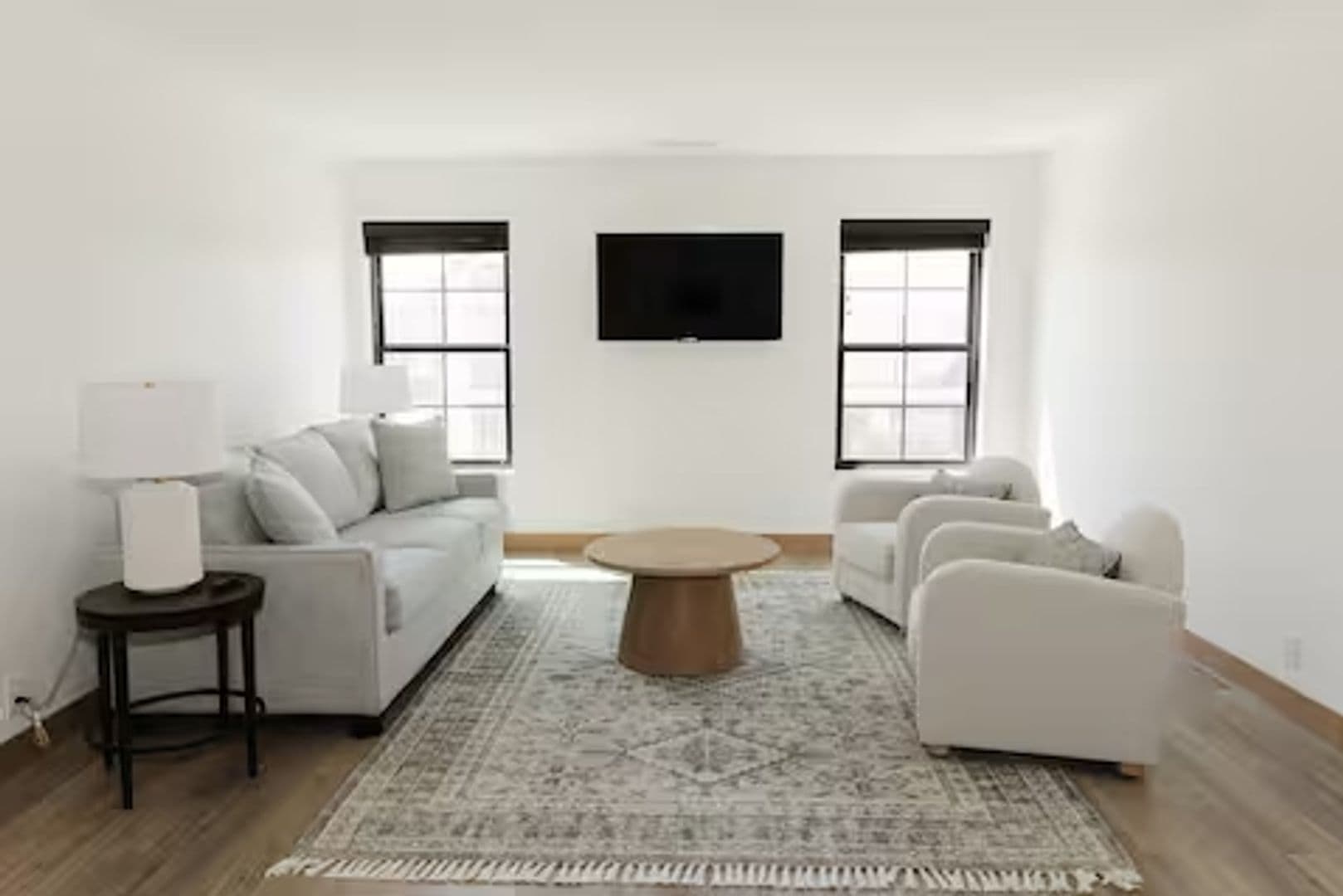 Pella Apartment: 700 1/2 Liberty Street - 2