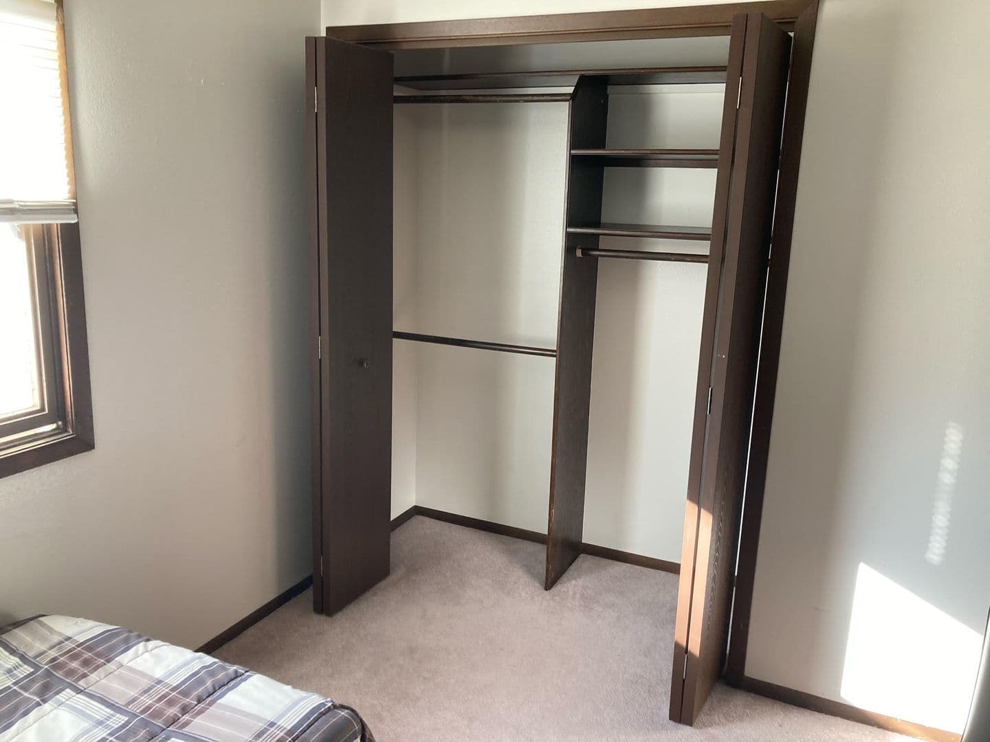 Pella Apartment: 1004 Main Street