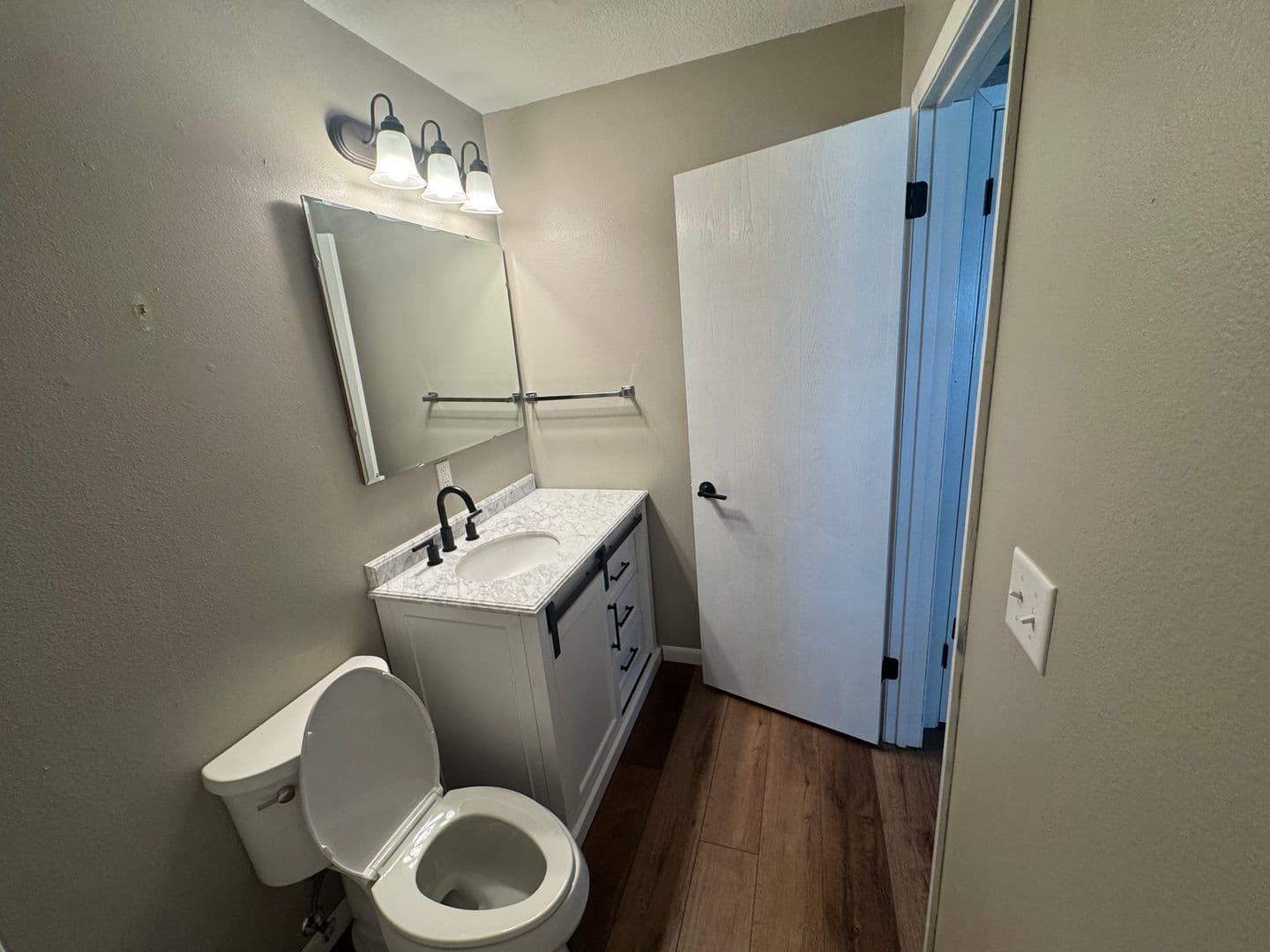 Pella Apartment: 1015 East First Street