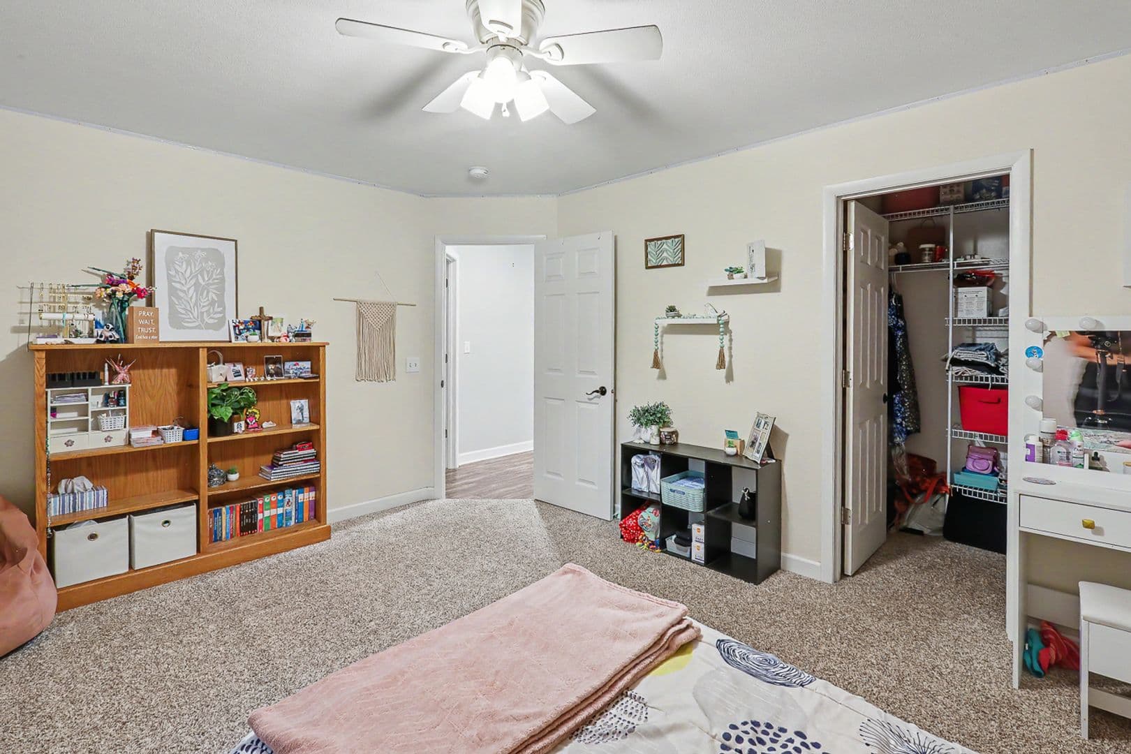 Pella House: 285 240th Place