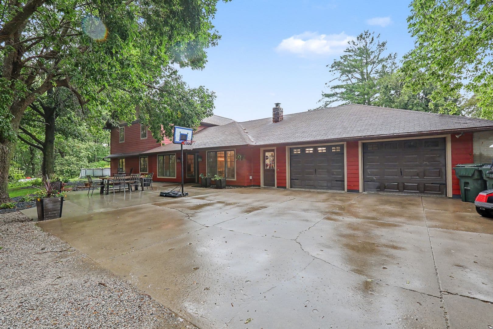 Pella House: 285 240th Place