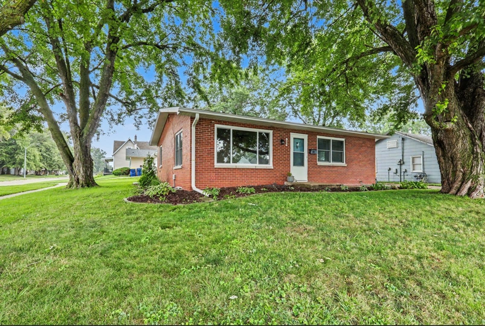 Pella House: 914 West 5th Street