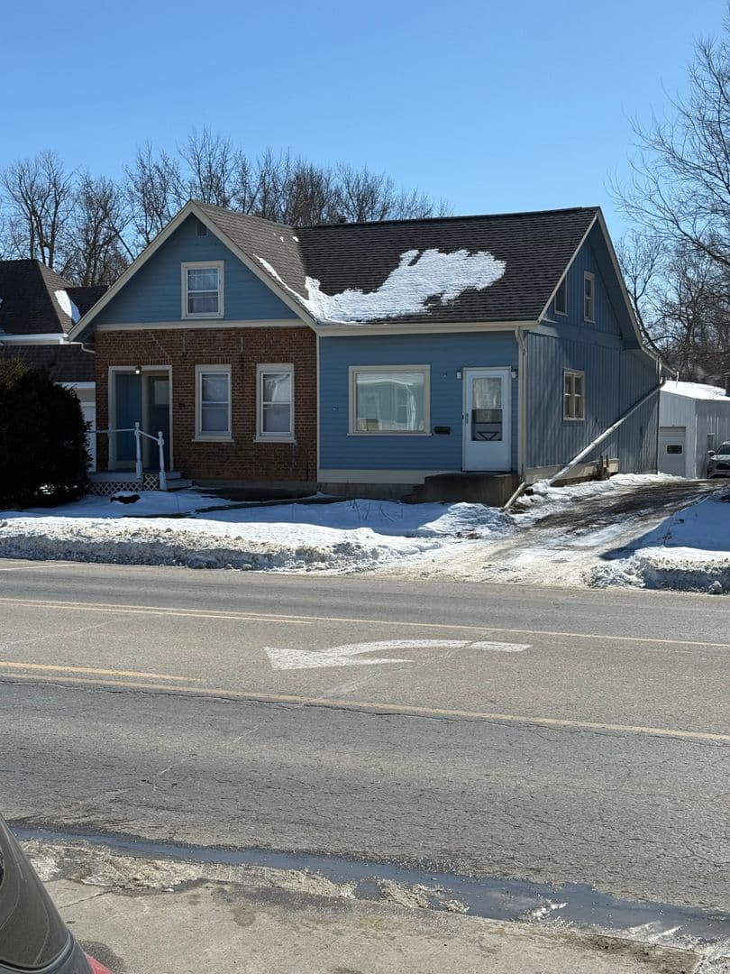 Pella Apartment: 1105 Washington Street