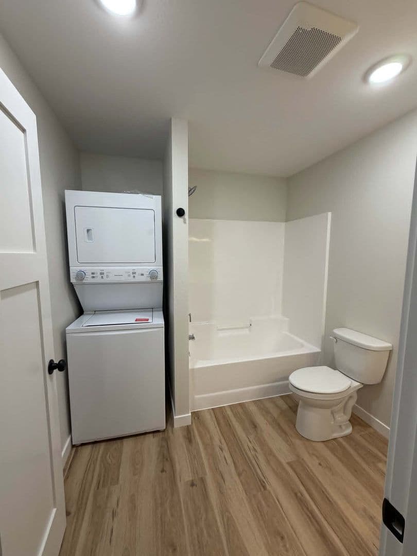 Waukon Apartment: 104 8th Ave SW