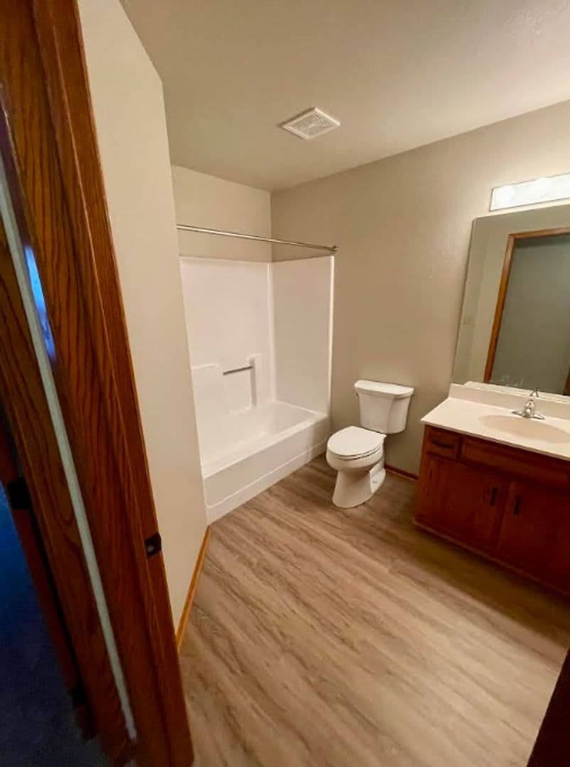 Pella Apartment: 409 East 15th Street
