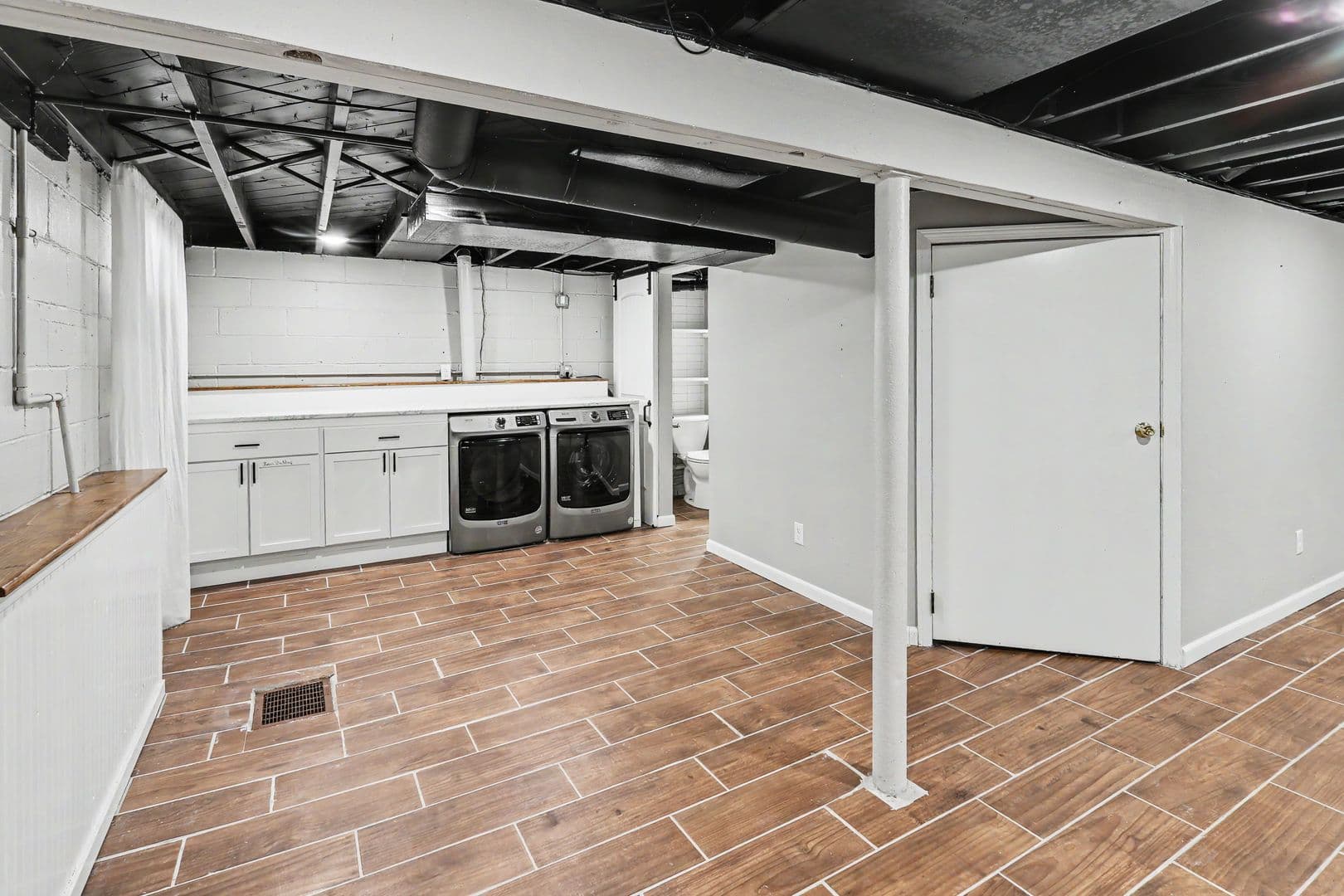 Pella House: 914 1/2 West 5th Street