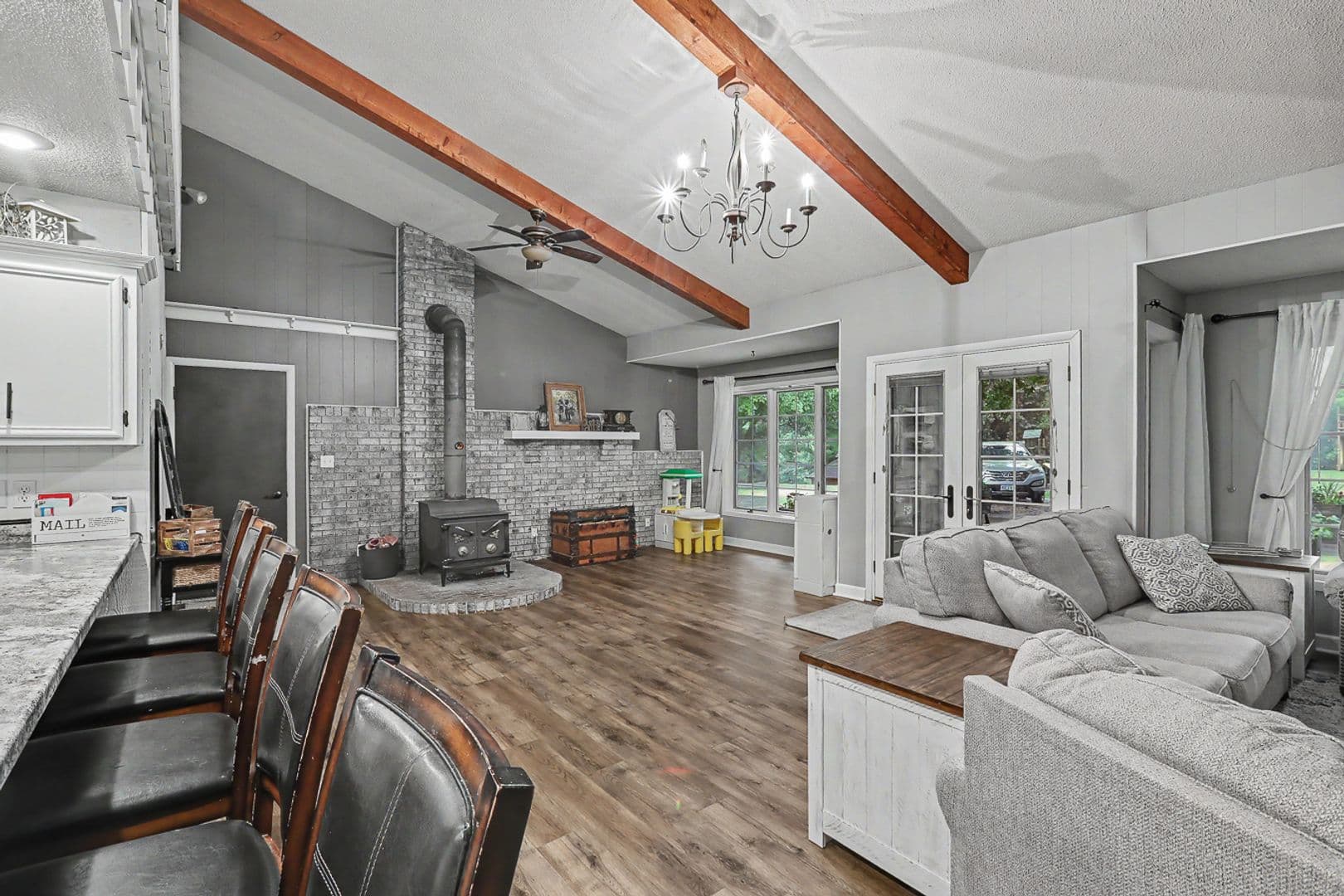 Pella House: 285 240th Place