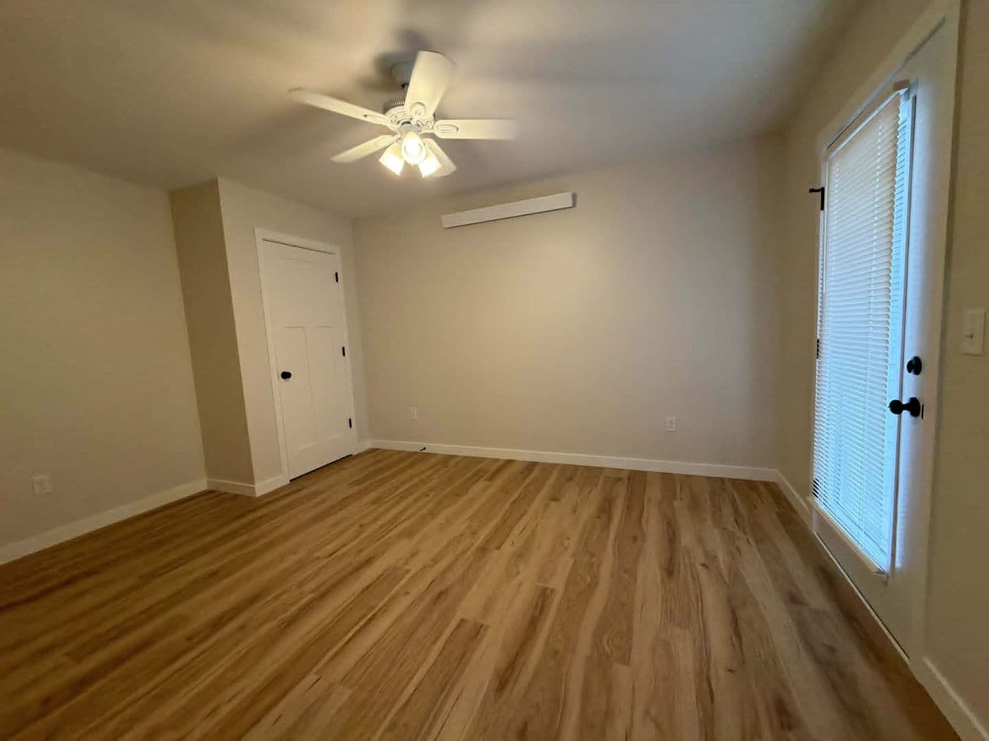 Waukon Apartment: 104 8th Ave SW