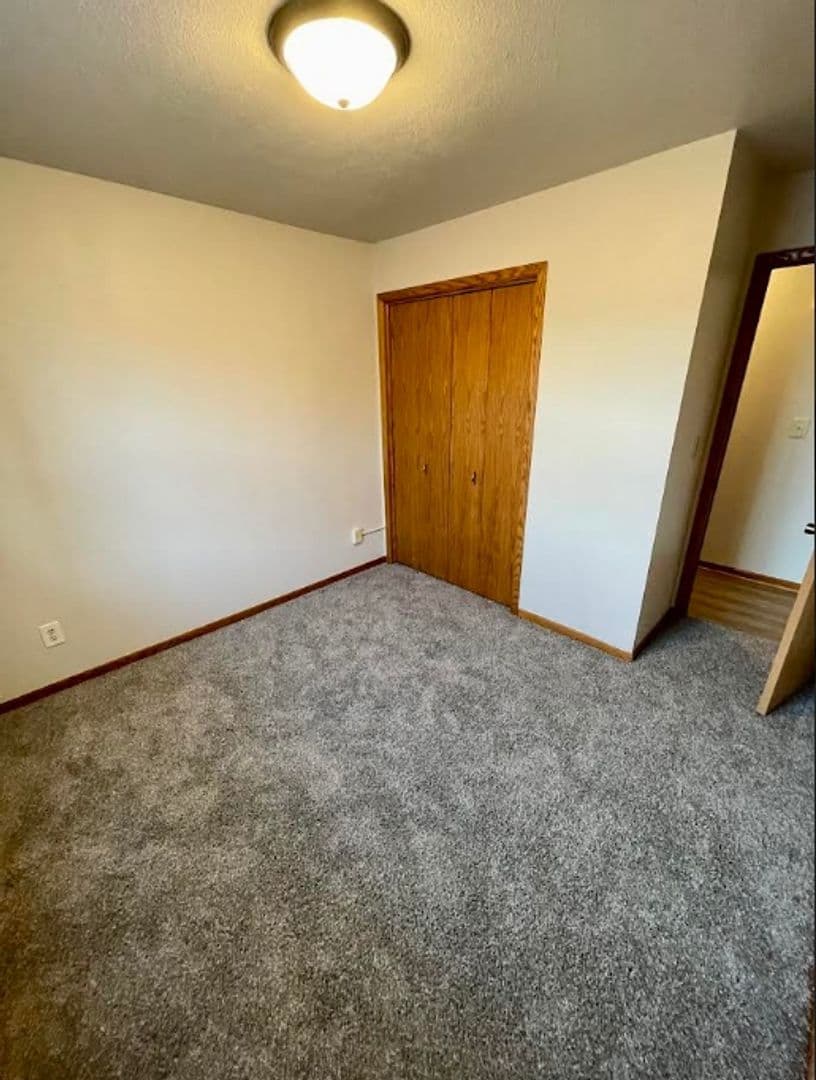 Pella Apartment: 409 East 15th Street