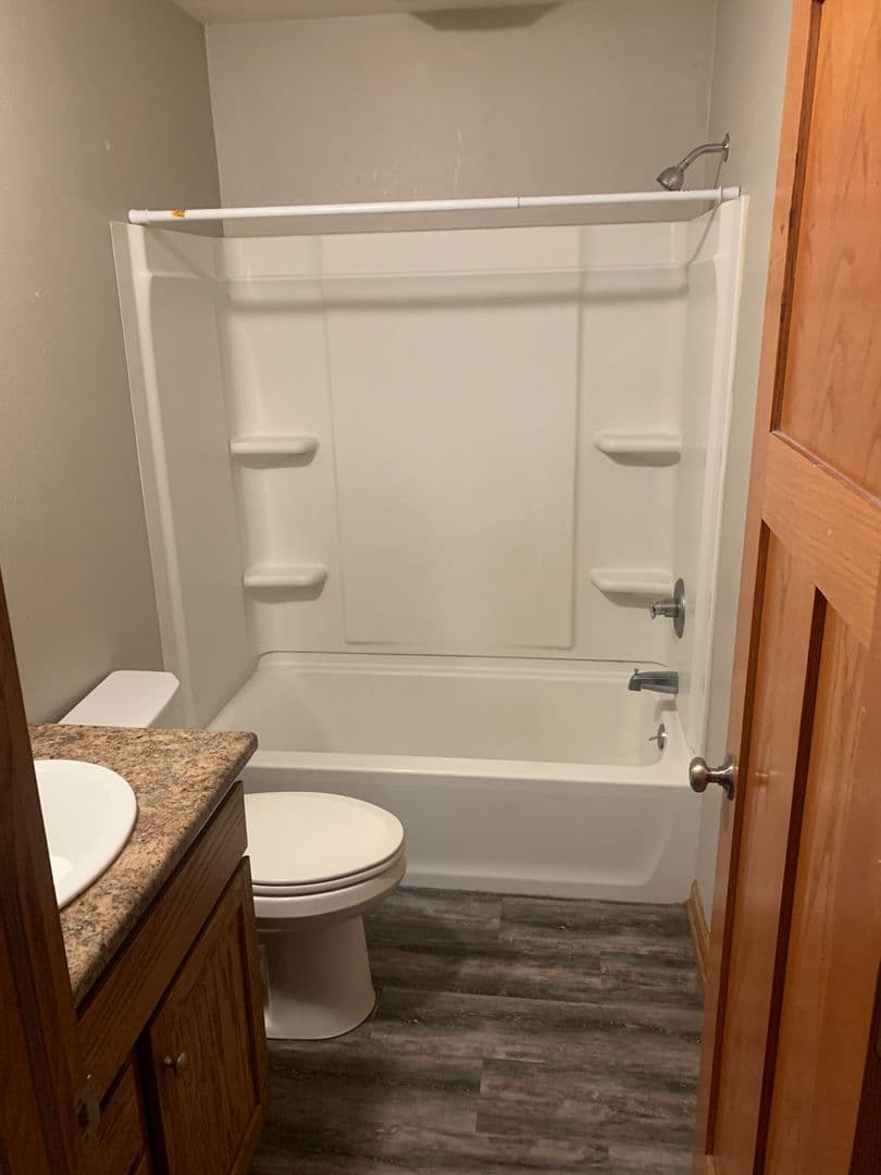 Pella Apartment: 1004 Main Street
