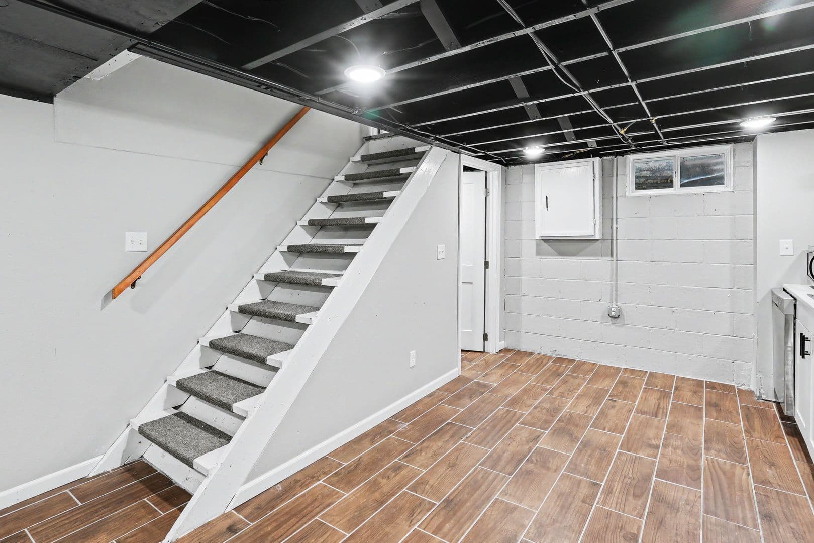 Pella House: 914 1/2 West 5th Street