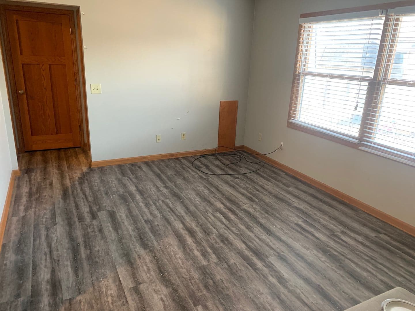 Pella Apartment: 1004 Main Street