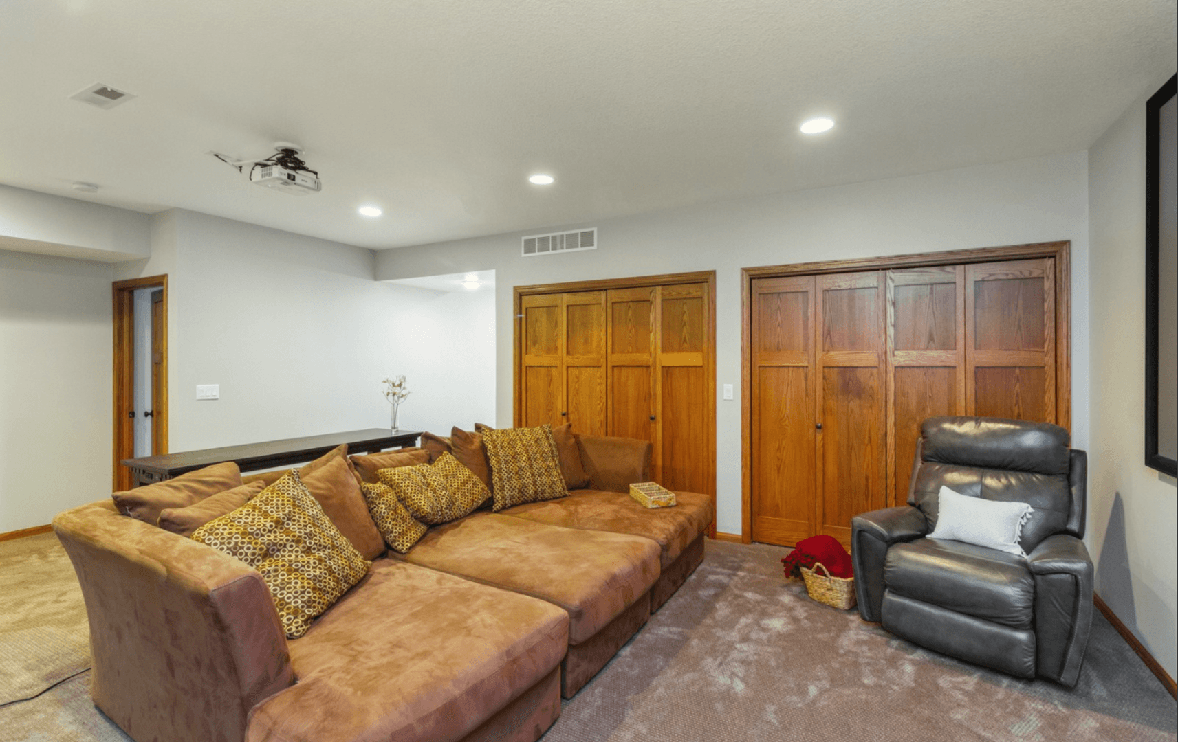 Pella Apartment: 115 Glenwood St.