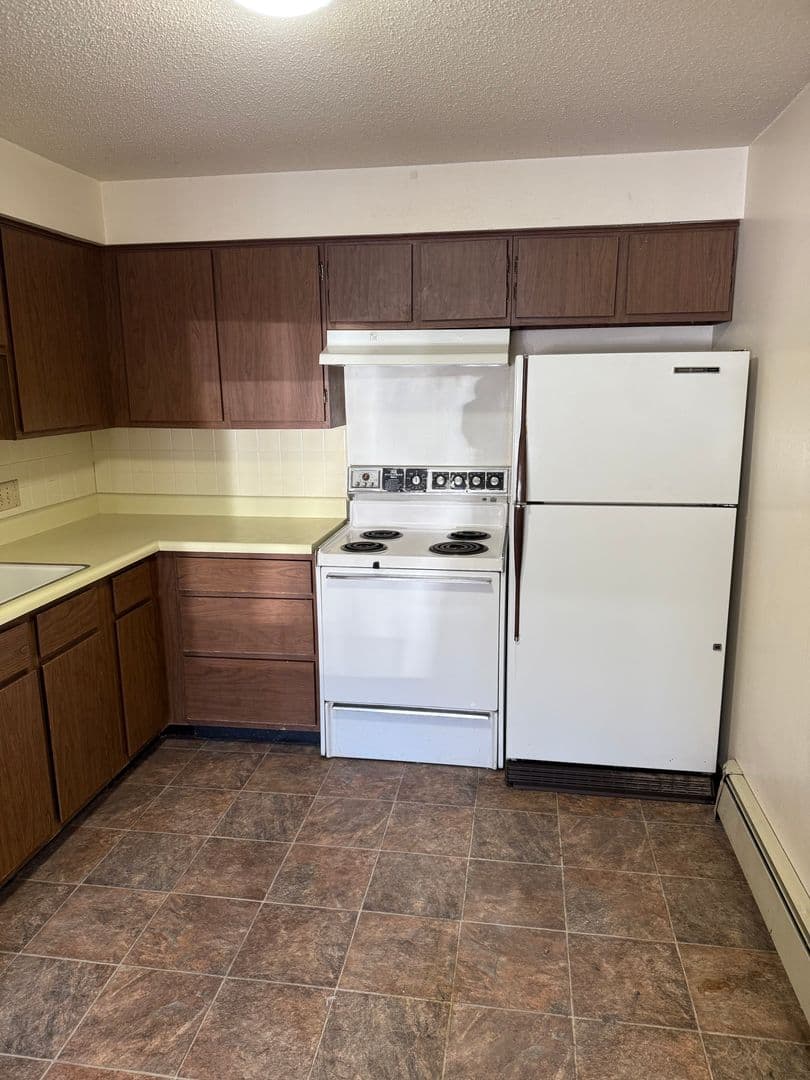 Pella Apartment: 806 Jefferson St.