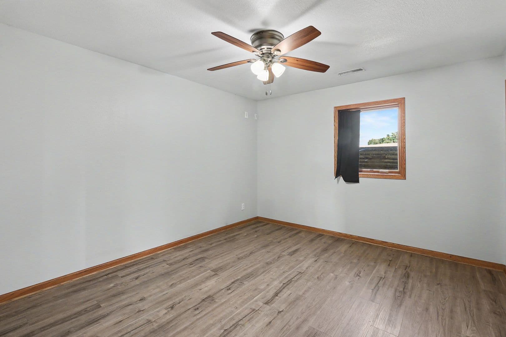 Pella Apartment: 1017 South Clark St.; Pella